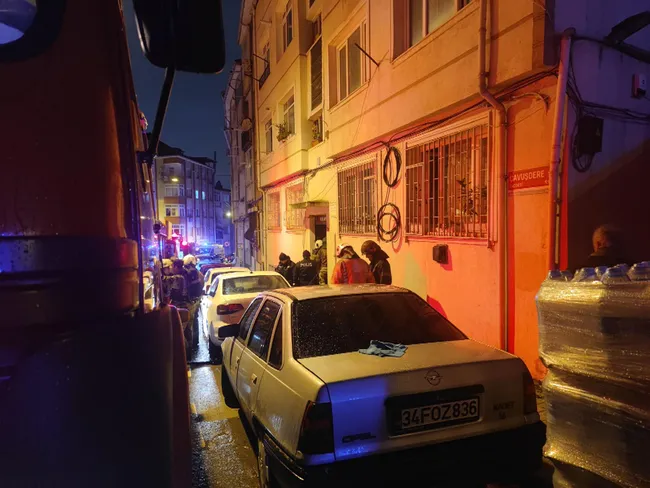 istanbul-uskudarda-yangin-panigi-alevler-guclukle-kontrol-altina-alindi-1739859164925.jpg