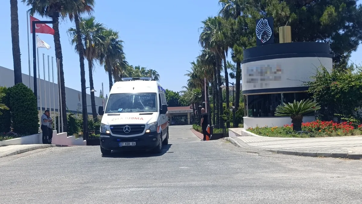 Manavgat'ta bir otelde klor gazı sızıntısı sonrası sağlık ekiplerinin müdahale etmesi.