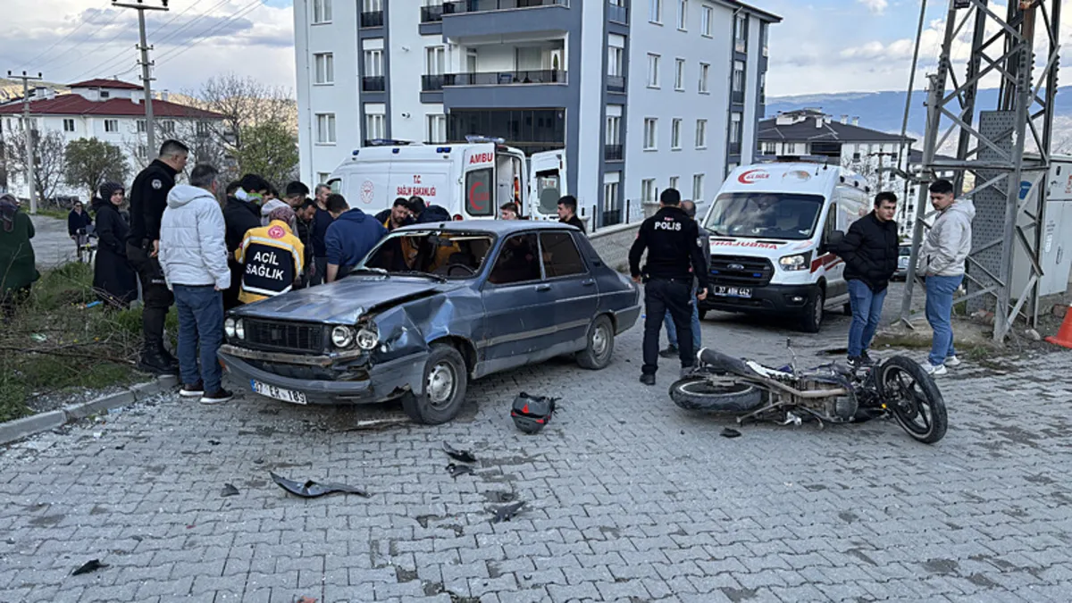 Kastamonu’da otomobil ile motosikletin çarpıştığı kazada 3 kişi yaralandı Kastamonu’da otomobil ile motosikletin çarpıştığı kazada 3 kişi yaralandı