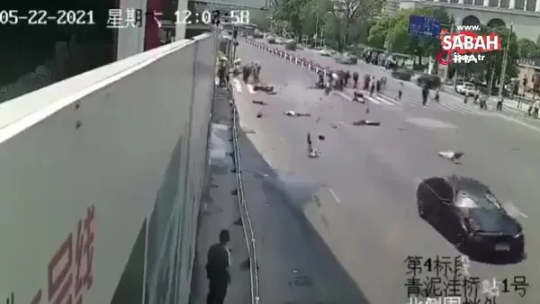 Çin'de kırmızı ışıkta durmayan araç dehşet saçtı: 4 ölü, 3 yaralı