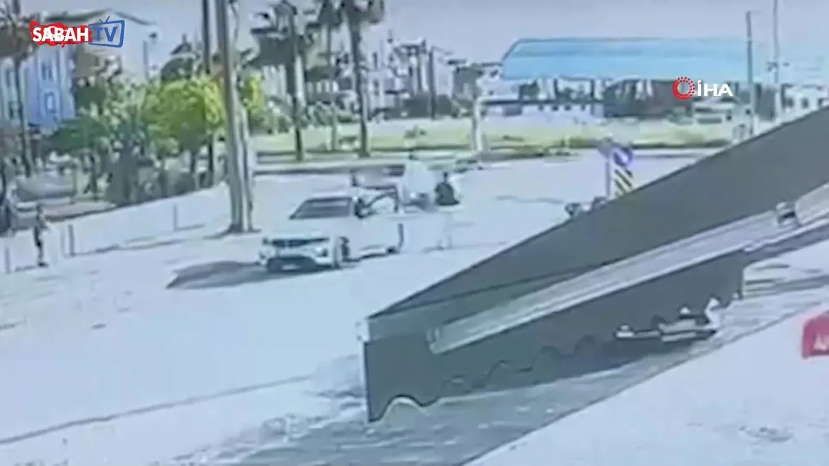 Motosikletteki iki kişi metrelerce böyle savruldu | Video videosunu izle Motosikletteki iki kişi metrelerce böyle savruldu | Video videosunu izle