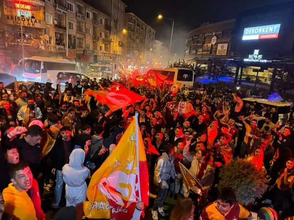 nevsehir-sari-kirmiziya-boyandi-galatasarayin-sampiyonlugu-kentte-geceyi-gunduze-cevirdi-1778357477227.jpg