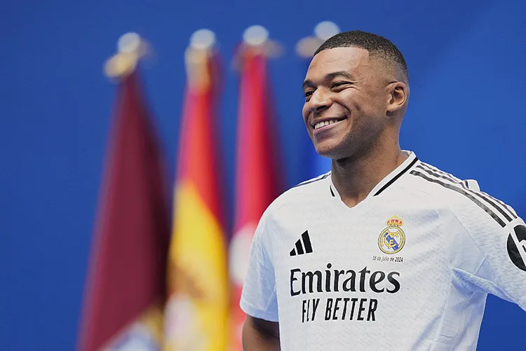 kylian-mbappe-real-madrid-ile-sozlesme-imzaladi-1721138313630.jpeg