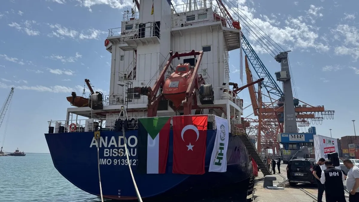 İyilik Gemisi bin 605 ton yardım malzemesi ile Sudan'a gidiyor