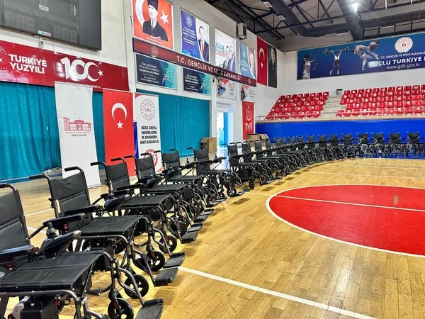 duzcede-40-engelliye-akulu-sandalye-hediye-edildi-1730729336184.jpg