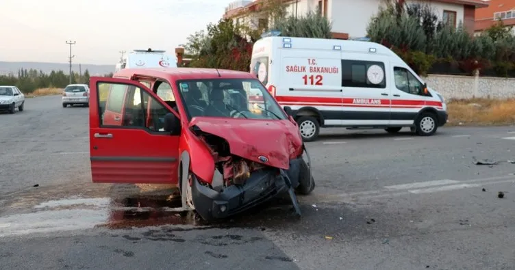 Sivas’ta servis otobüsü ile hafif ticari araç çarpıştı: 3 yaralı