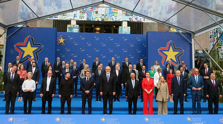 Tiran'da dikkat çeken an! Erdoğan, Aliyev'i çağırdı, Paşinyan da sohbete dahil oldu