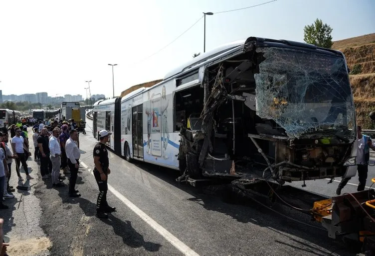 SON DAKİKA: İstanbul Küçükçekmece Sefaköy’de metrobüs kazası! Şoförlerin ifadesi ortaya çıktı: Kaymaya devam etti!