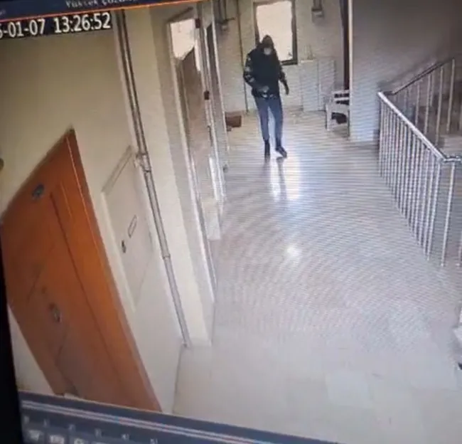 polisim-diyerek-yasli-kadini-1-milyon-500-bin-lira-dolandirdi-alem-yaparken-yakalandi-1737095492429.jpg