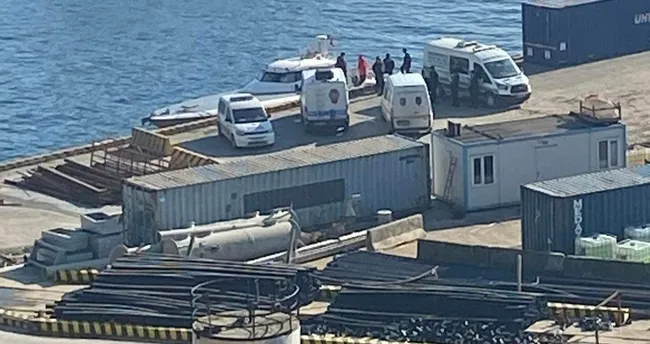 İzmit Körfezi'nde 'Yüzer havuz' battı! 23 kişi kurtarıldı İzmit Körfezi'nde 'Yüzer havuz' battı! 23 kişi kurtarıldı