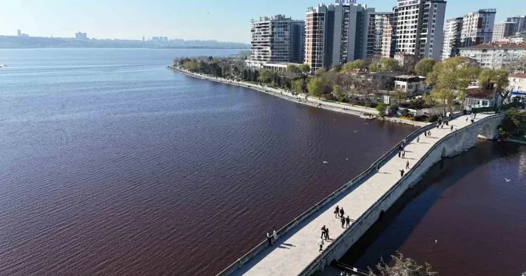 Küçükçekmece Gölü kırmızıya döndü