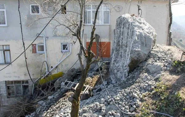400 tonluk kayayı böyle parçaladılar
