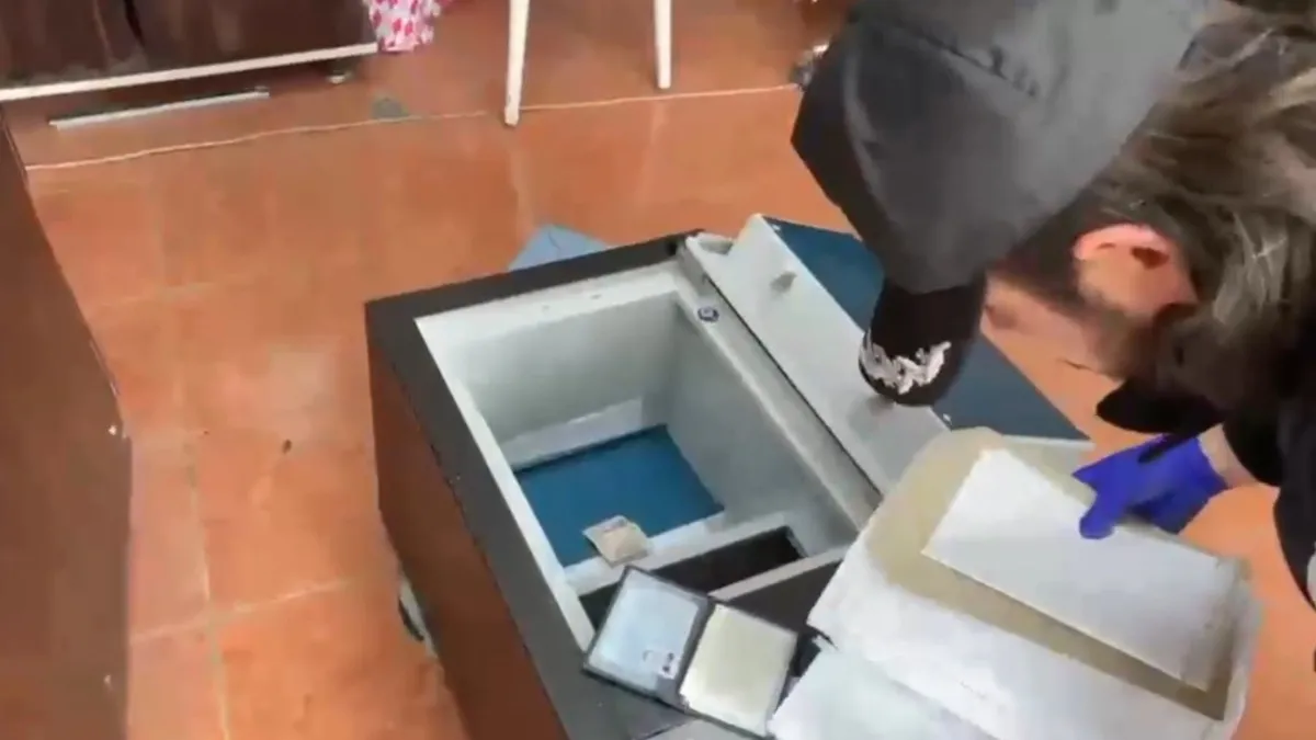 Kars’ta tefecilik operasyonu! İş yerinden çıkanlar akıllara durgunluk verdi: Milyonlarca liralık çekler, senetler, tapular… Kars’ta tefecilik operasyonu! İş yerinden çıkanlar akıllara durgunluk verdi: Milyonlarca liralık çekler, senetler, tapular…