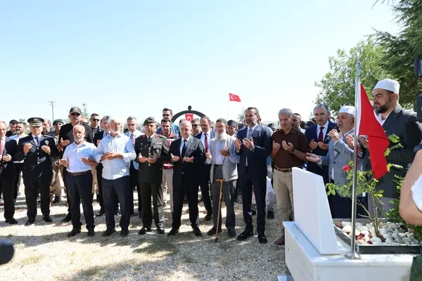elazig-valisi-hatipoglu-15-temmuzda-sehitlikleri-ziyaret-etti-1784116174008.jpg