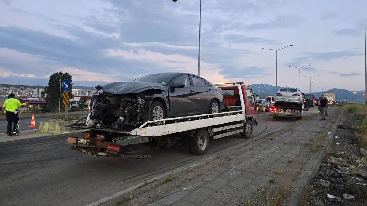 Erzurum'da 3 aracın karıştığı zincirleme trafik kazası sonrası olay yeri.