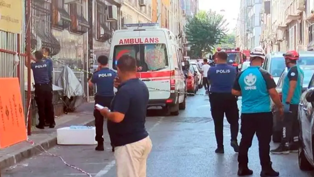 Fatih'te yürekler ağza geldi: Kentsel dönüşümde olan bina çöktü! 2 yaralı
