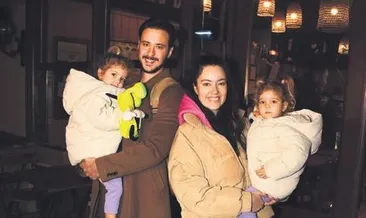 Minik Lina babasına yemek yedirdi