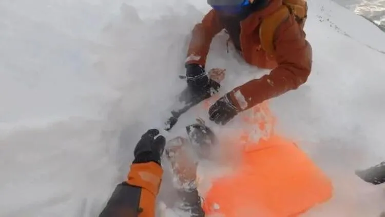 İsviçre’de çığ faciası yaşandı! Çığ altında kalan kadın kayakçıları böyle kurtardılar!