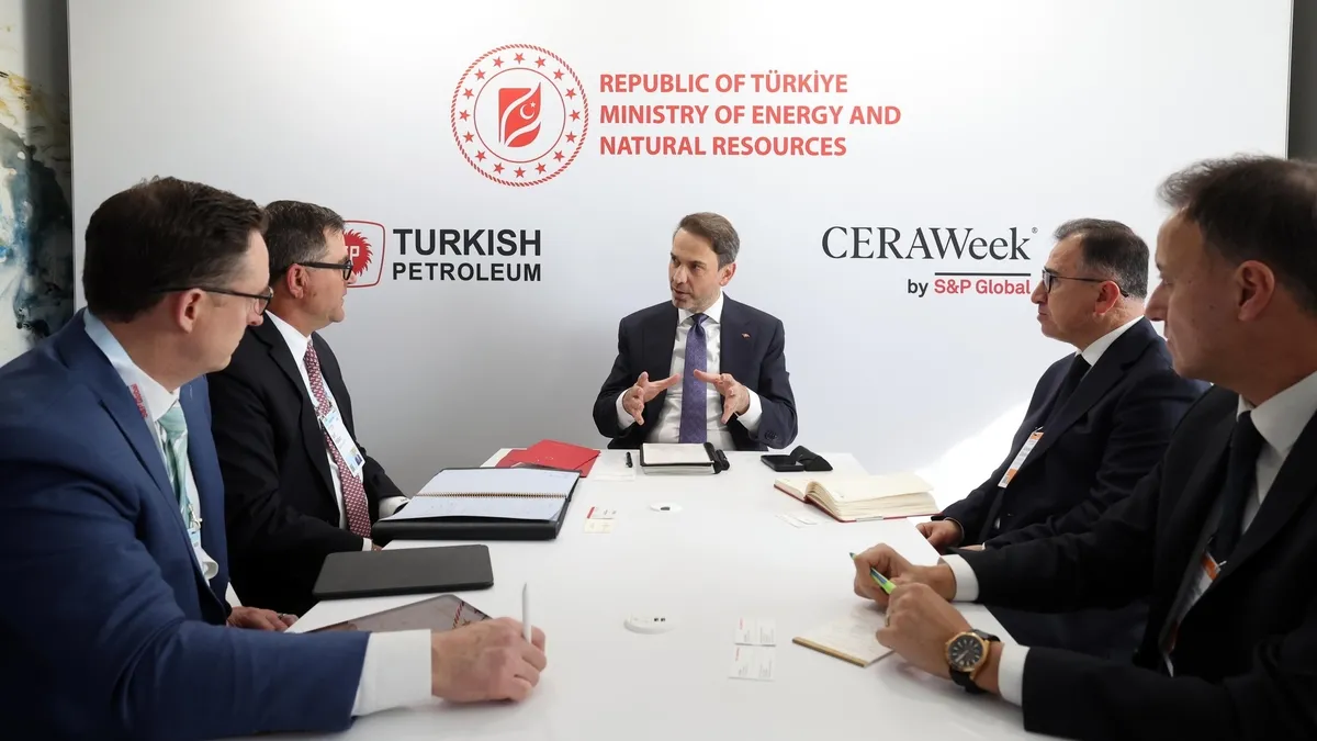 Bakan Bayraktar'dan ABD'de kritik temaslar Bakan Bayraktar'dan ABD'de kritik temaslar