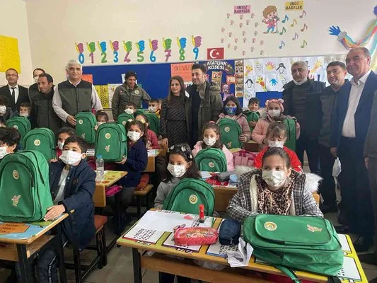 Öğretmenler Günü’nde Nurcan öğretmene ve öğrencilerine 400 fidanla sürpriz yapıldı