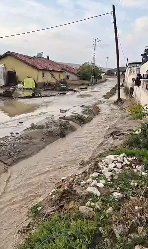 aksarayda-yagis-olumsuz-etkiledi-dereler-tasti-yollari-su-basti-1793112940731.jpg