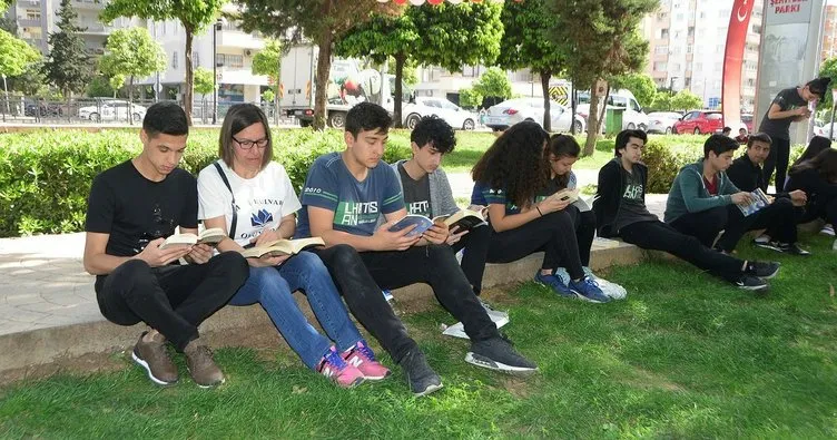 Öğrenciler parklarda kitap okudu