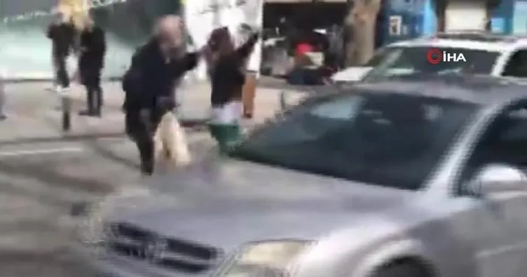 SON DAKİKA! Bağdat Caddesi’nde inanılmaz anlar! Cinnet geçiren kadın, kıyafetlerini yola atıp araçlara vurdu!