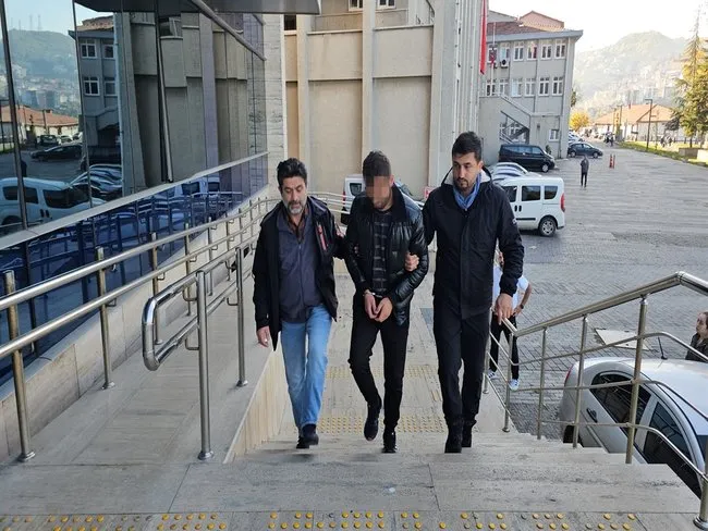 trafikte-kavga-ettigi-kisiyi-bicakladi-mahalleli-lince-etmeye-kalkisti-8-gozalti-1731244266117.jpg