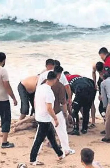 Plajda otururken boğuldu