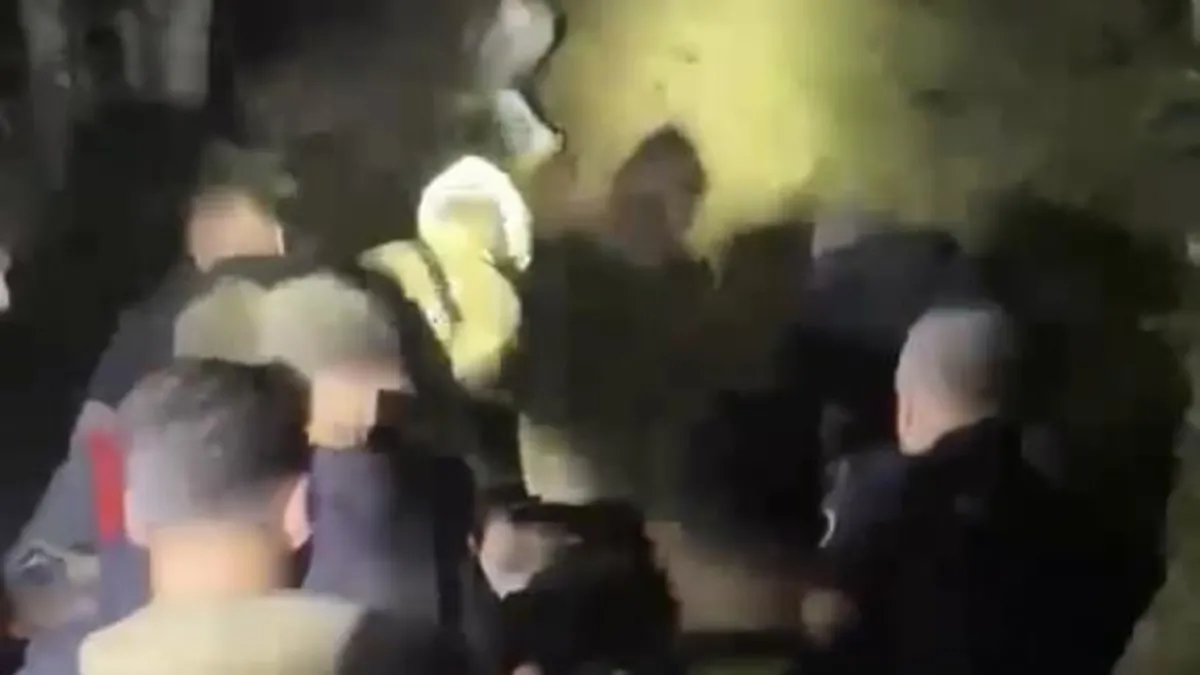 Bursa Kestel'de itfaiye ekiplerinin yamaçtan düşen bir vatandaşı kurtarma operasyonundan görüntü.