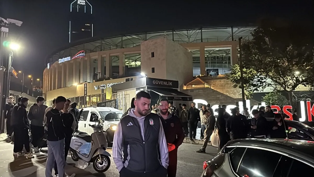 Beşiktaş derbisi öncesi silahlı kavga! 1 kişi ağır yaralandı Beşiktaş derbisi öncesi silahlı kavga! 1 kişi ağır yaralandı