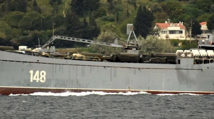 Dikkat çeken detay! Askeri araç yüklü Rus gemisi, Çanakkale Boğazı’ndan geçti