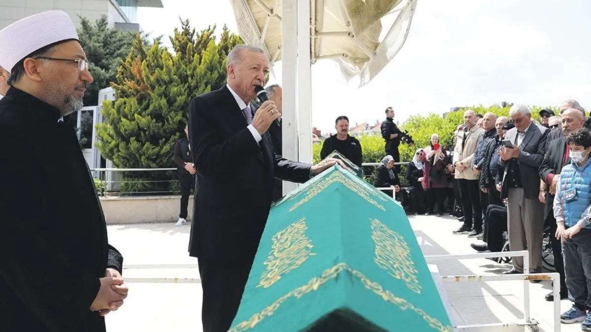 Başkan Erdoğan lise öğretmenini son yolculuğuna uğurladı
