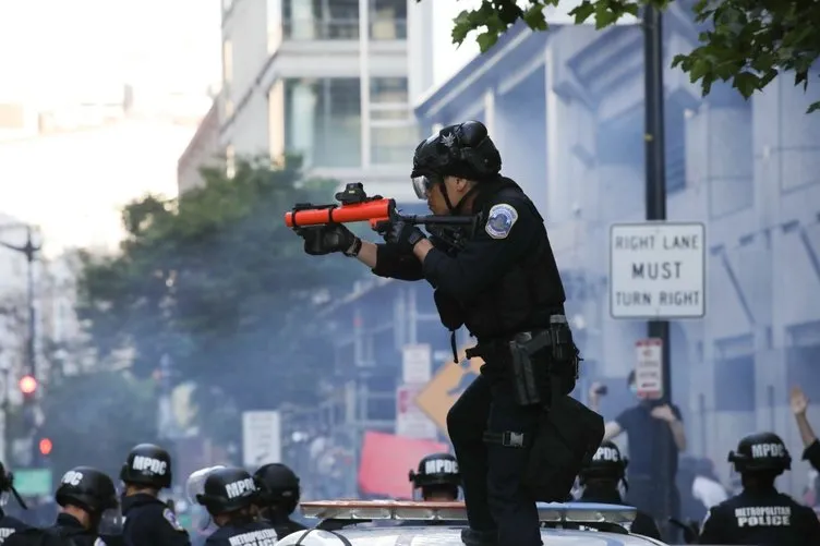 ABD’de öfke kaosa döndü| Washington’da sokağa çıkma yasağı ilan edildi! George Floyd’un öldürülmesinin ardından başlayan protestolarda son dakika gelişmeler...