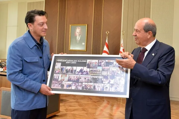 mesut-ozilden-fifa-ve-uefaya-kktc-cagrisi-ambargolar-kalksin-1759214598467.jpg