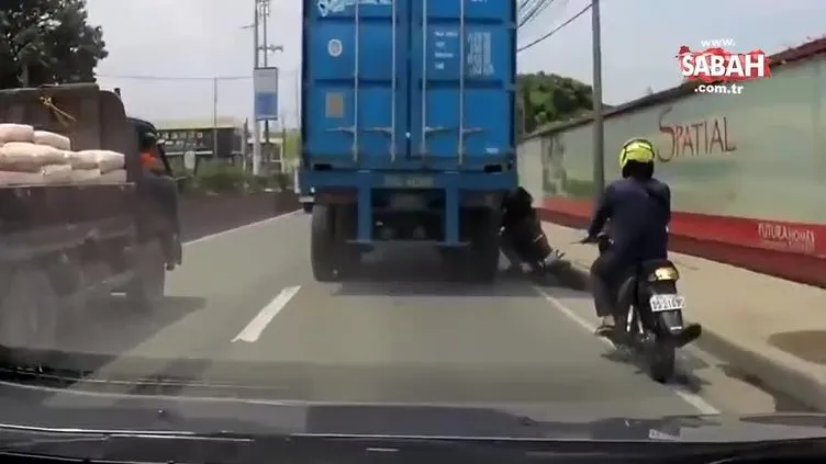 Kafasının üzerinden tonlarca ağırlıktaki TIR geçti, kaskı sayesinde hayata tutundu!