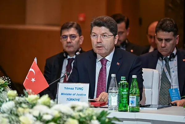 adalet-bakani-yilmaz-tunc-tdt-adalet-bakanlari-2-toplantisinda-konustu-1763638180847.jpg