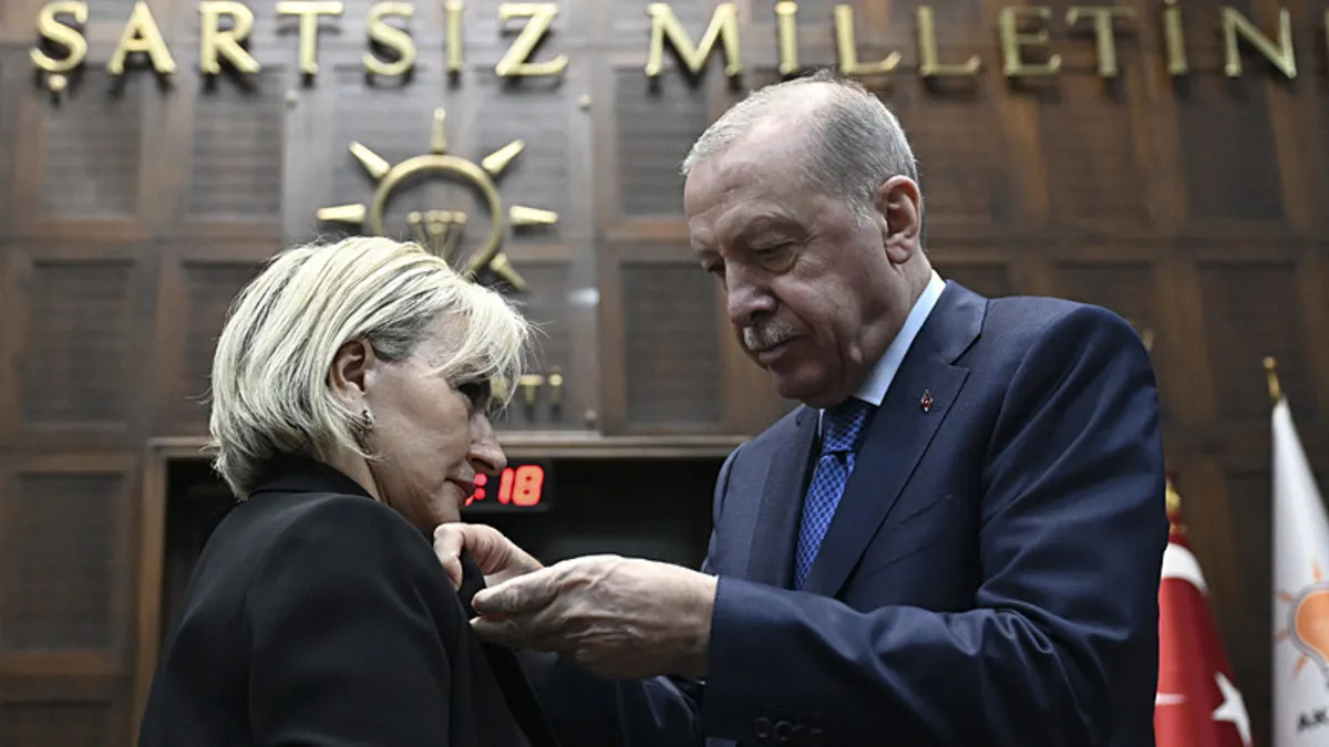 İstanbul Milletvekili Nimet Özdemir AK Parti'ye katıldı! Rozetini Başkan Erdoğan taktı