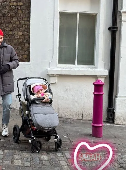 Aslı Enver minik kızı Elay’ı da aldı Londra’nın altını üstüne getirdi! İşte Elay’ın soğukta sevimli o pozu!