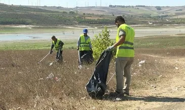 Su çekildi, tonlarca çöp ortaya çıktı
