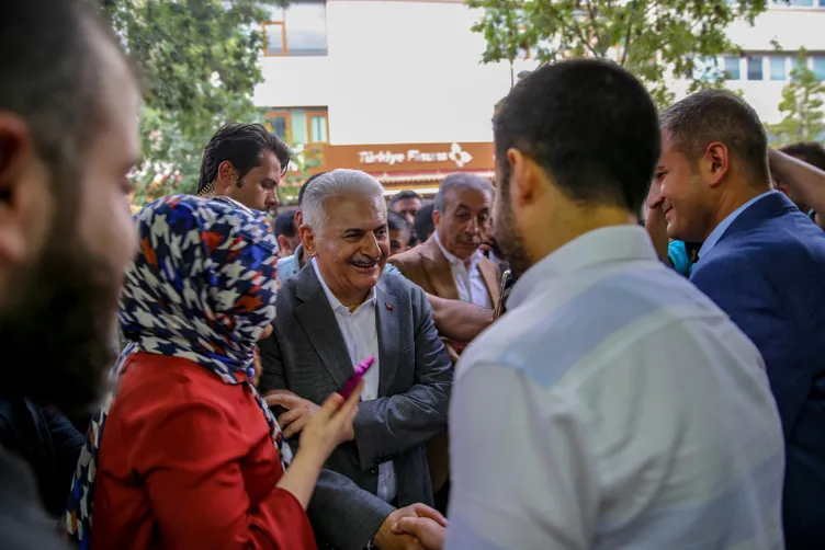 Binali Yıldırım, Sur ilçesinde esnafı ziyaret etti