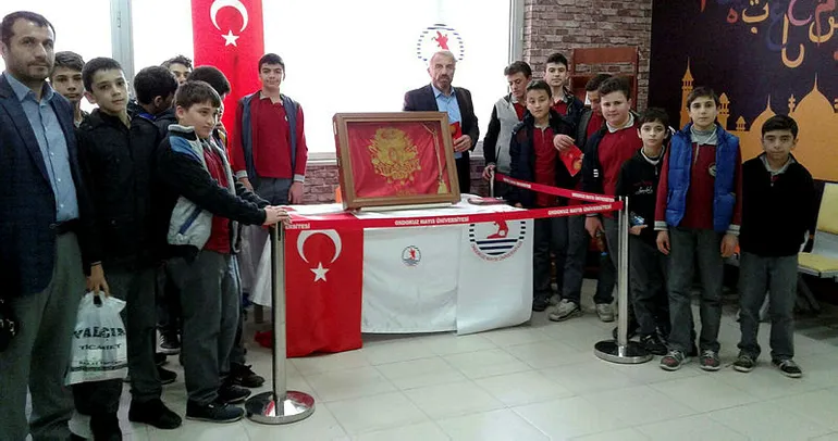 57. Alay Sancağı okullarda sergileniyor