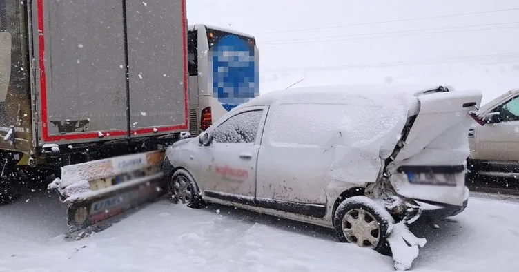 TEM’de zincirleme kaza! Kar nedeniyle 24 araç birbirine girdi!