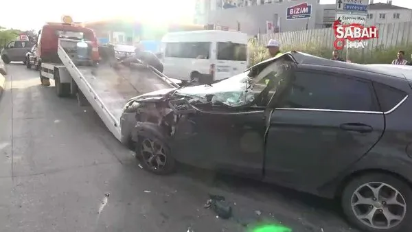 İstanbul Pendik’te kontrolden çıkan araç kamyonete çarptı: 2 yaralı