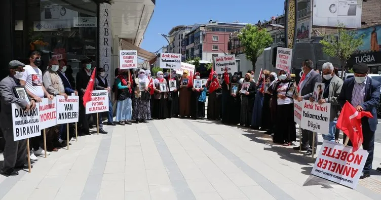 Anne ağladı HDP teröristlerin şarkılarını çaldı