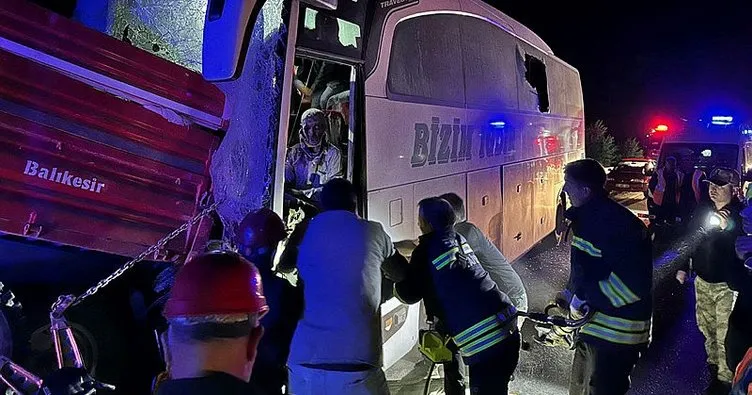 Erzurum’da yolcu otobüsü traktöre çarptı, 2 kişi öldü 18 kişi yaralandı