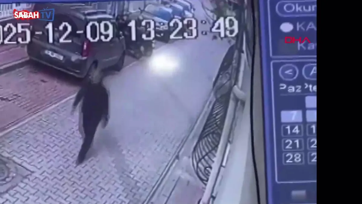 Fatih’te kiracının ev sahibini öldürdüğü silahlı saldırı kamerada | Video videosunu izle Fatih’te kiracının ev sahibini öldürdüğü silahlı saldırı kamerada | Video videosunu izle