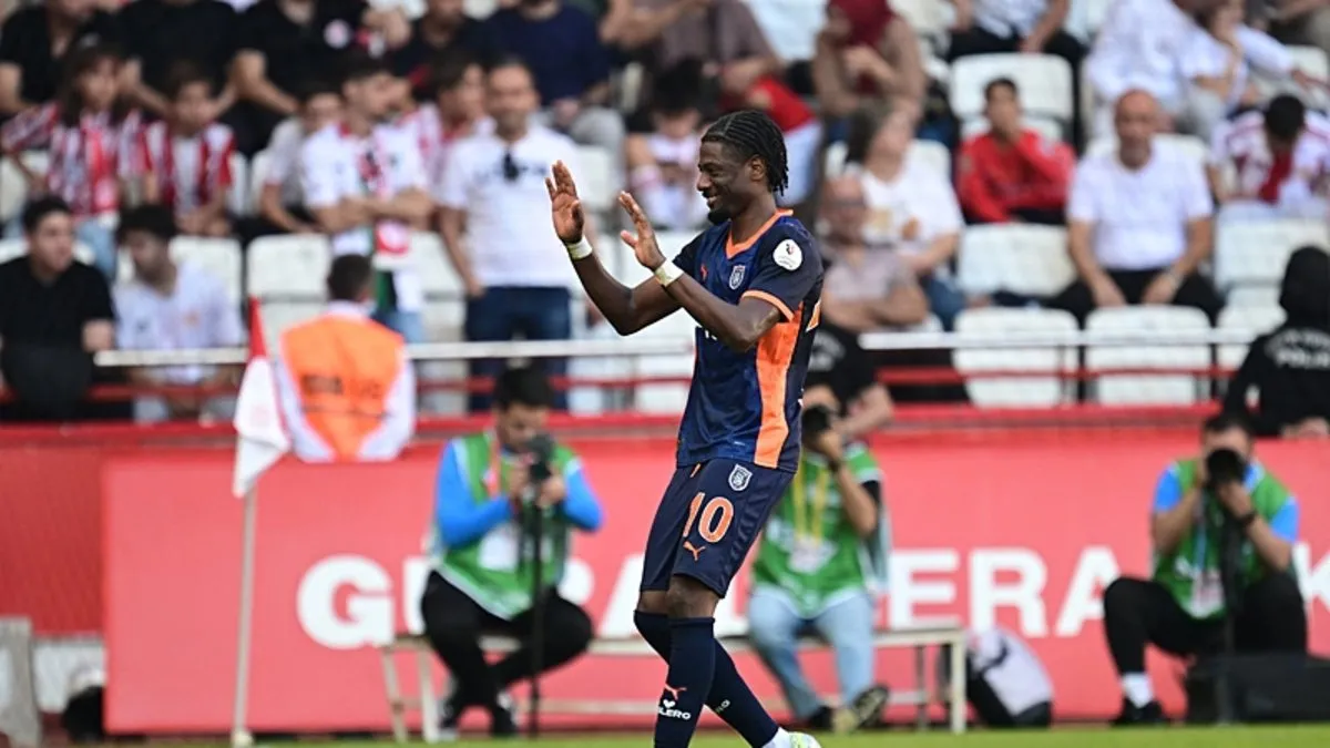 Trendyol Süper Lig: Başakşehir, Antalyaspor’u rahat geçti! Trendyol Süper Lig: Başakşehir, Antalyaspor’u rahat geçti!