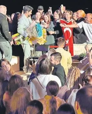 Rusya’da Burak Özçivit çılgınlığı! Yastığını bile yaptılar