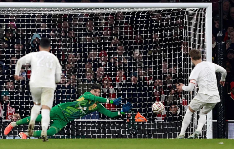 Altay Bayındır, Premier Lig’de tarihe geçti! Arsenal - Manchester United maçında Odegaard’a ilk yaşattı